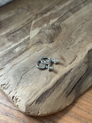Boucles d'oreilles  "Petite croix" gris